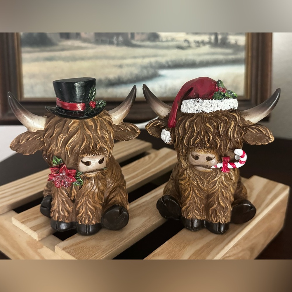 Christmas Highland Cows Wearing Santa Hat & Top Hat Resign   Figurines